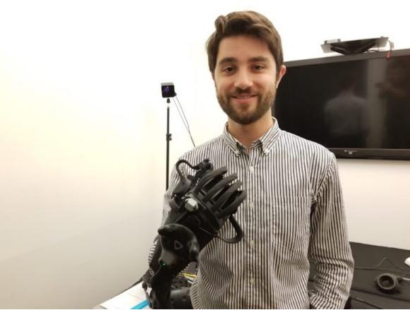 HaptX 首席執(zhí)行官杰克魯賓與公司新的 HaptX Gloves