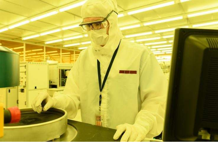 佐治亞理工學院的研究生助理Mason Chilmonczyk在反應離子蝕刻工具中的等離子體蝕刻步驟之后檢查器件。這項工作正在電子和納米技術研究所的Marcus Building潔凈室進行。圖片來源：喬治亞理工學院的Rob Felt