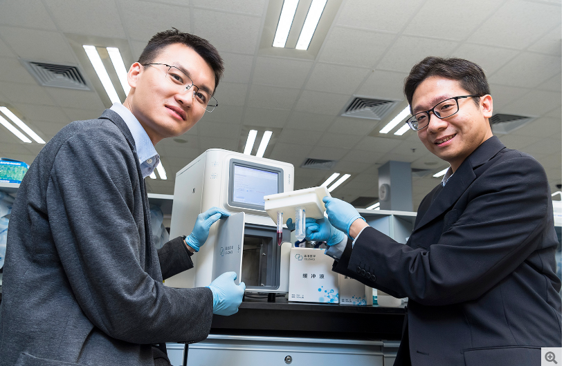 鄒博士（左）余博士（右）及其他生物醫(yī)學(xué)系團隊成員研發(fā)出精準癌癥早期篩查和疾病監(jiān)測的突破性技術(shù)。